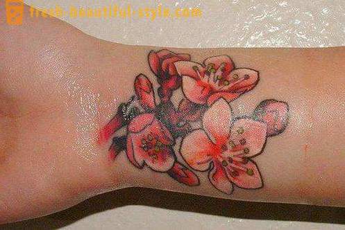 Kukka tatuointi ranteessa tytöille. arvo