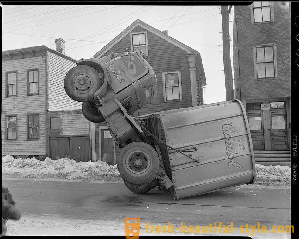 Valokuvakokoelma tieliikenneonnettomuuksien Amerikan vuosina 1930-1950