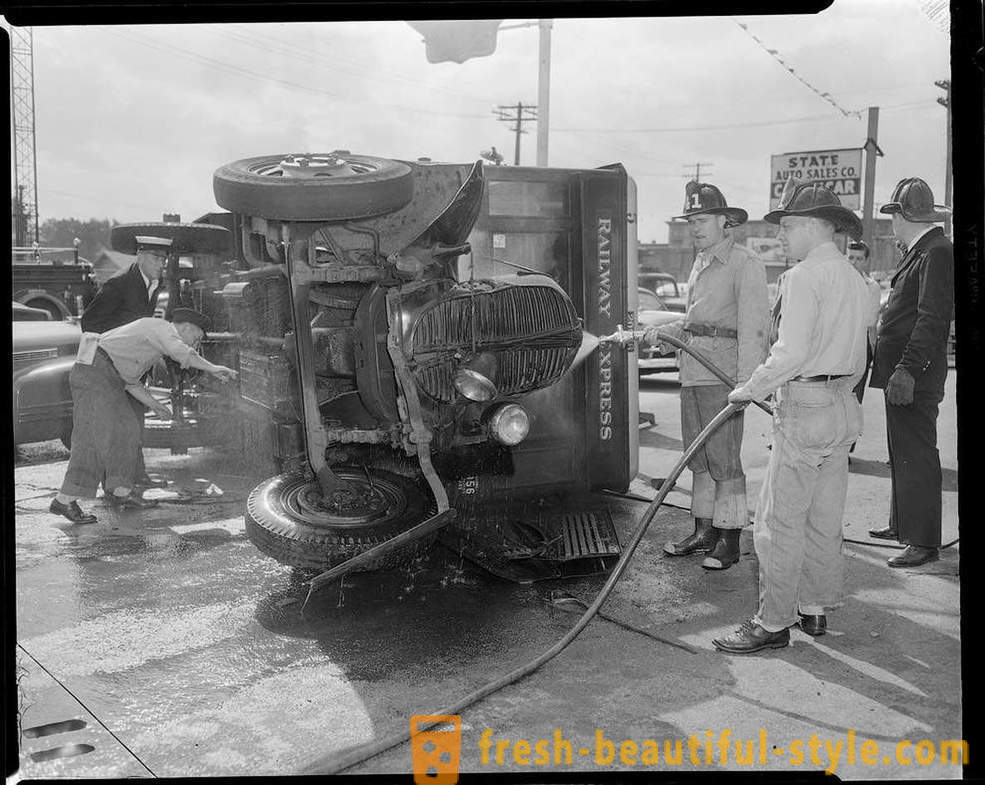 Valokuvakokoelma tieliikenneonnettomuuksien Amerikan vuosina 1930-1950