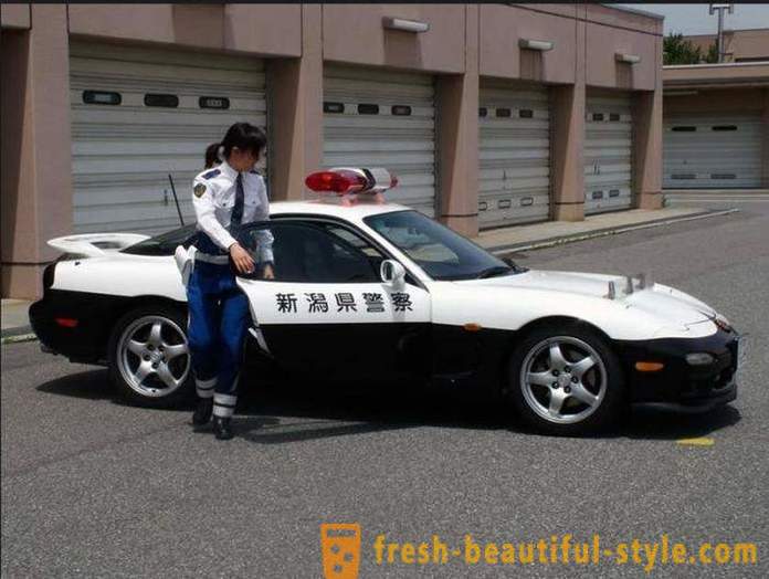 Jyrkkä Japanin poliisiautoja