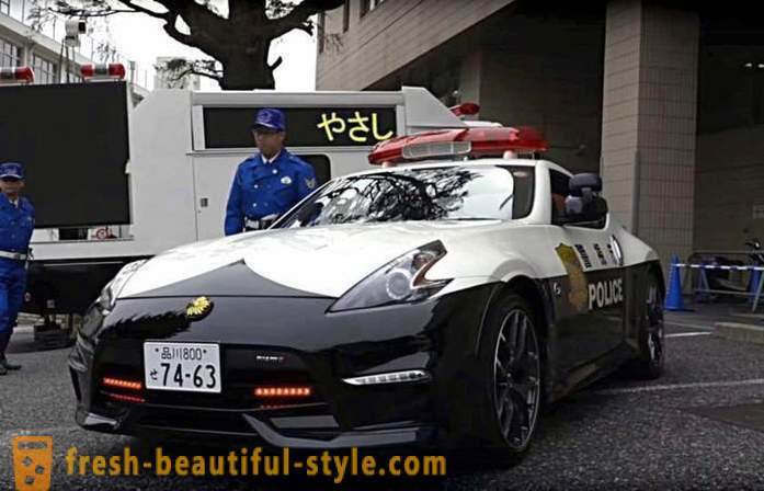 Jyrkkä Japanin poliisiautoja