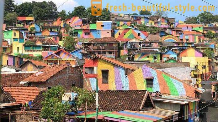 Taloja Indonesian kylässä maalattu kaikissa sateenkaaren väreissä