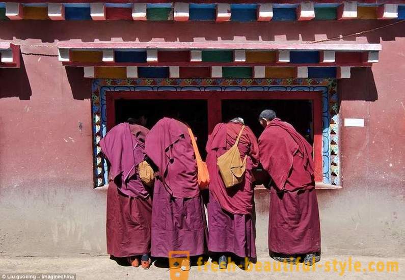 Suurin buddhalainen Academy maailmassa 40000 TV munkkien kielletty, mutta sallittu iPhonet
