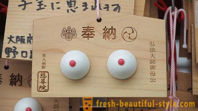 Japanissa, on temppeli omistettu naisen rintojen, ja se käy hyvin