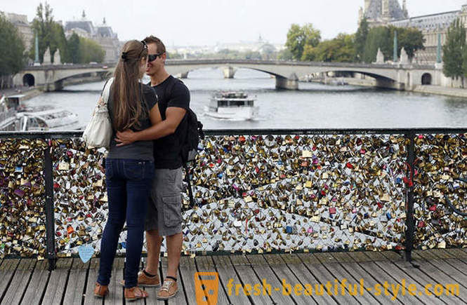 Miljoonaa todisteita rakkauden poistetaan Pont des Arts Pariisi