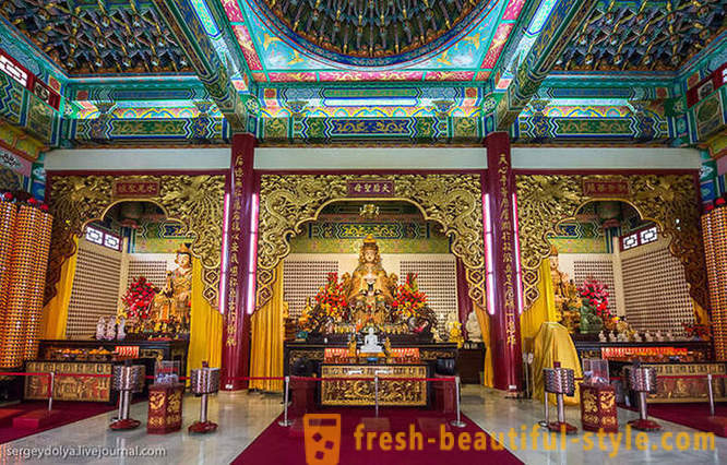 Retki hindujen ja kiinalaisten temppelit Kuala Lumpur