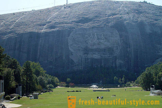Maailman suurin ehjä monoliths