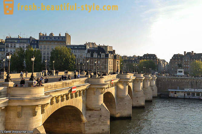 Kävellä siltojen Pariisin