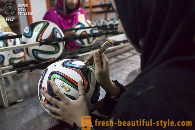 Tuotanto virallisen 2014 World Cup pallot Pakistanissa