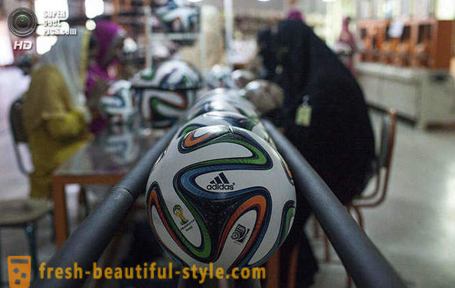 Tuotanto virallisen 2014 World Cup pallot Pakistanissa