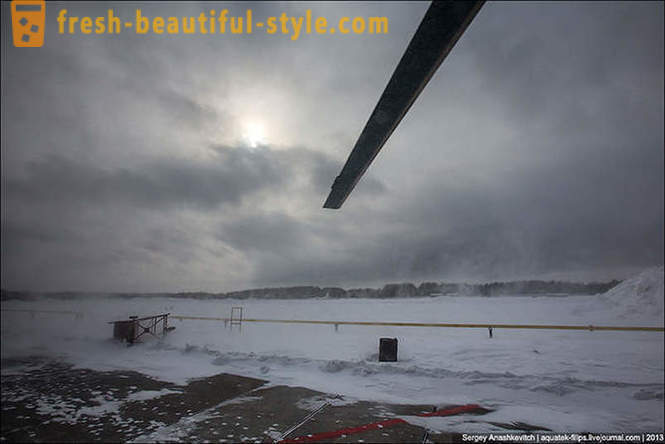 Lentävät helikopterilla Mi-8 lumella Surgut