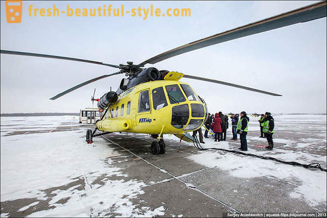 Lentävät helikopterilla Mi-8 lumella Surgut