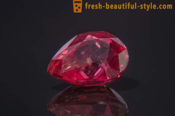 Kallein maailmassa kivien: punainen timantti, rubiini, Emerald. Harvinaisin jalokiviä maailmassa