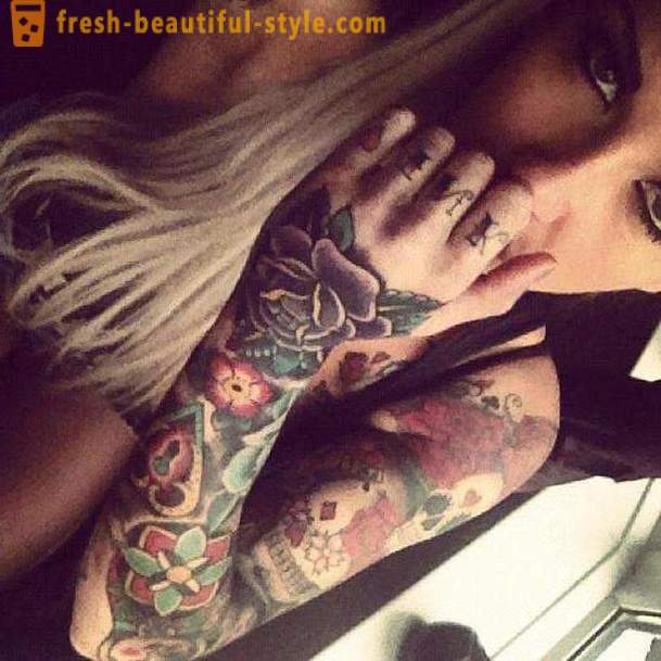 Naisten tatuointi hänen käsivartensa: houkutteleva ilme