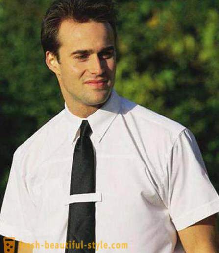 Tie lyhythihainen paita asiasta. Yllään solmio vaipalla lyhythihainen (kuva). Voinko solmiota kanssa lyhythihainen päälle etiketti?