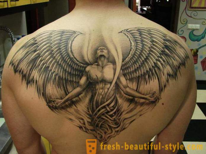 Miesten tatuointi selässään: plussat, haitat sekä vaihtoehtoja luonnoksia.