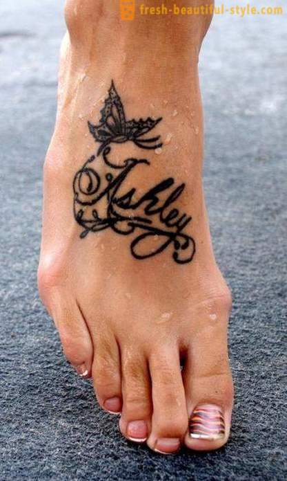 Tatuointi hänen jalkansa - pieni naisten kepponen